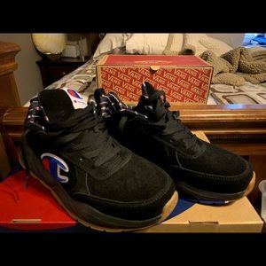 Men’s black low top Champion